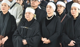 NSƯT Lê Vi và 2 người chị tài danh nghẹn lòng trong tang lễ cha - NSND Trần Tiến