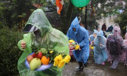 Hàng ngàn người đội mưa rét đến chùa Hương Tích trẩy hội đầu xuân