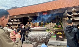 Hàng nghìn du khách đổ về ngôi chùa cổ gần 400 năm
