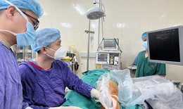 Bác sĩ Việt cứu thanh niên người Nam Phi suy giãn tĩnh mạch chân nặng