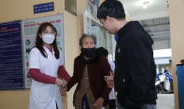 Thầy thuốc trẻ khám bệnh, cấp thuốc miễn phí cho người dân vùng khó khăn