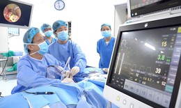 B&#225;c sĩ Việt Nam tr&#236;nh diễn phẫu thuật nội soi tai phức tạp tại Hội nghị quốc tế