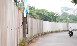 Cận cảnh khu vực rào bê tông chắn đường dân sinh được Hà Nội yêu cầu phá bỏ