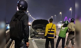 Cháy xe ô tô đang di chuyển trên cầu Nhật Tân