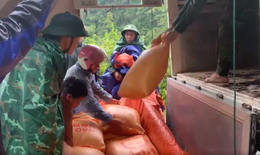 Vận chuyển hàng tấn lương thực vào bản dự phòng mưa lũ gây chia cắt dài ngày