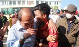 Nước mắt giây phút trùng phùng của hơn 80 ngư dân trong vụ chìm tàu ở Quảng Nam