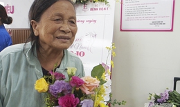 Niềm vui bất ngờ của nữ bệnh nhân trong ngày Phụ nữ Việt Nam 20/10