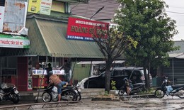 Bịt kín mặt vào tiệm vàng hỏi mua rồi cầm 10 chỉ bỏ chạy