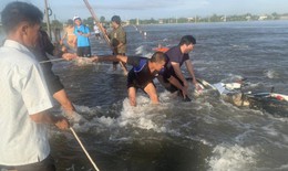 Cứu hai vợ chồng bị nước cuốn khi đi qua đoạn đường ngập lụt