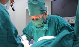 Bị chém, thanh niên gần như đứt rời cẳng chân