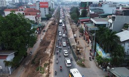 Các phương tiện di chuyển như thế nào khi đường Âu Cơ 'mọc' thêm lô cốt?