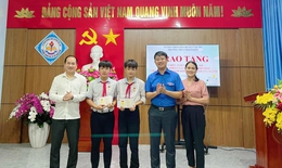 Trao tặng huy hiệu 'Tuổi trẻ dũng cảm' cho 2 học sinh cứu em nhỏ đuối nước