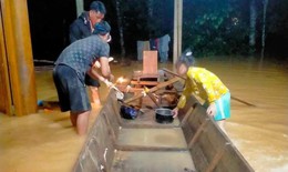 Người dân vùng lũ Hà Tĩnh tất tả 'chạy lụt'
