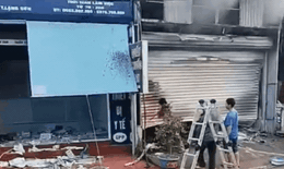 Người dân phá cửa dập lửa 3 nhà liền kề bốc cháy dữ dội ở Lạng Sơn