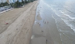 Phố biển Sầm Sơn vắng lặng, thu m&#236;nh v&#224;o đ&#244;ng