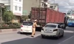 Tạm giữ t&#224;i xế l&#249;i xe bỏ chạy khi gặp chốt kiểm tra nồng độ cồn