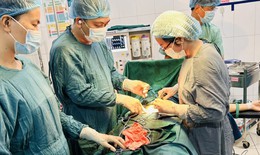 Các y, bác sỹ hiến máu cứu sống thai phụ nguy kịch