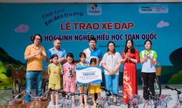 Những cảm x&#250;c kh&#243; qu&#234;n trong lễ trao xe đạp cho học sinh ngh&#232;o tại Thanh Ho&#225;