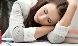 9 triệu chứng cảnh b&#225;o thiếu vitamin D, bổ sung như thế n&#224;o?