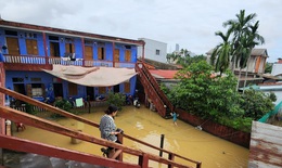 Người dân hối hả vệ sinh nhà cửa sau lũ