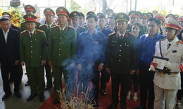 Truy tặng huy hiệu Tuổi trẻ dũng cảm cho đại úy Trần Trung Hiếu