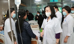 Bộ trưởng Bộ Y tế Đào Hồng Lan thăm, tặng quà bệnh nhân nặng điều trị tại BVĐK tỉnh Thái Bình
