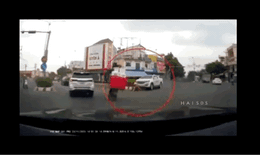 [VIDEO] Ô tô đâm người phụ nữ dừng đèn đỏ tử vong