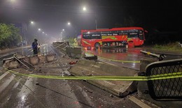 Xe khách mất lái đâm dải phân cách, hàng chục hành khách hoảng loạn