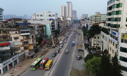 Phố xá thi công nham nhở, người dân phải 'bắc cầu sang... đường'