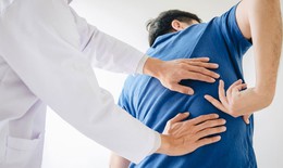 Đau lưng tăng dần cảnh giác với xẹp đốt sống do loãng xương