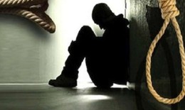 Nữ giáo viên tử vong trong tư thế treo cổ tại nhà công vụ