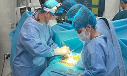 Lần đầu tiên phẫu thuật đặt máy tạo nhịp tim cứu sống bệnh nhi ngay khi lọt lòng
