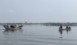 Cận cảnh giải phóng 'ma trận' lưới vây trên đầm phá Tam Giang - Cầu Hai