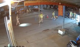 [VIDEO] Hai thanh ni&#234;n t&#244;ng thẳng xe m&#225;y v&#224;o CSGT đang l&#224;m nhiệm vụ kiểm tra nồng độ cồn