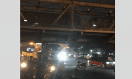 [VIDEO] Xe cẩu đâm mạnh vào cầu Long Biên 120 tuổi