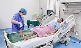 Nối bàn chân bị cắt gần đứt lìa cho người đàn ông gặp tai nạn khi làm cỏ
