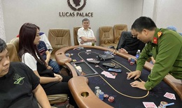 Bắt quả tang h&#224;ng chục đối tượng đ&#225;nh bạc poker