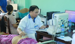 Hàng trăm người dân vùng rốn lũ được khám bệnh, cấp thuốc miễn phí