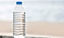 4 cơ sở sản xuất nước uống đóng chai vừa bị Sở Y tế Hà Nội đình chỉ là những đơn vị nào?