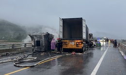 Hai xe đầu kéo đâm trực diện trên cao tốc, 3 người thương vong