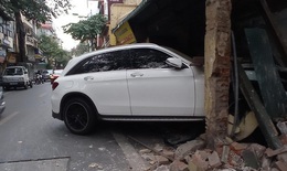 &#212; t&#244; Mercedes lao thẳng v&#224;o nh&#224; d&#226;n tr&#234;n phố cổ H&#224; Nội