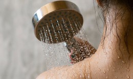 Bị c&#250;m c&#243; n&#234;n tắm kh&#244;ng?