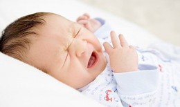 Dấu hiệu vi&#234;m họng ở trẻ sơ sinh cha mẹ cần biết