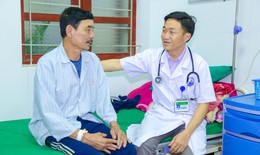 Bác sĩ người dân tộc Mông tận tâm với nghề
