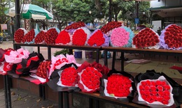 Hoa và quà Valentine tràn ngập vỉa hè Hà Nội