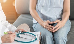 Vì sao ung thư buồng trứng được ví như kẻ giết người thầm lặng?