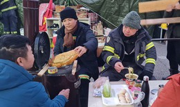 Cận cảnh bữa cơm đạm bạc của đội cứu hộ Việt Nam giữa tâm thảm hoạ động đất ở Thổ Nhĩ Kỳ