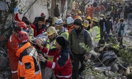 Thêm nạn nhân được giải cứu sau hơn 9 ngày mắc kẹt vì động đất