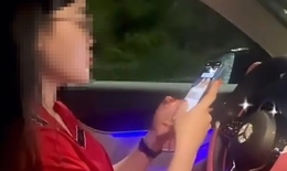 Buông 2 tay để quay TikTok khi lái xe, nữ tài xế Mercedes bị xử phạt