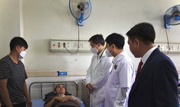 Thứ trưởng Bộ Y tế thăm nạn nh&#226;n vụ tai nạn giao th&#244;ng tại Quảng Nam